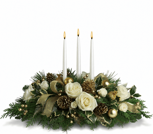 Centre de table Royal Holiday composé de trois bougies effilées blanches allumées, entourées d'alstroémères blancs, de branches de conifères, de pommes de pin et de décorations dorées.