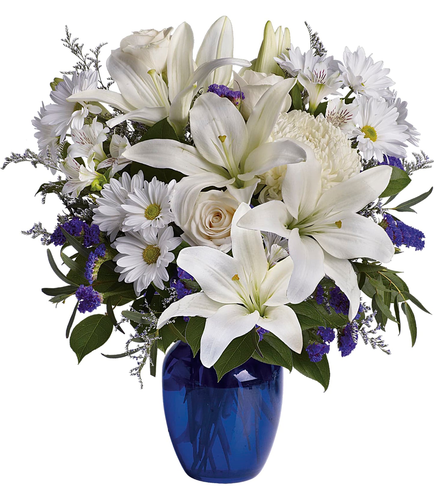 Le bouquet Beautiful in Blue est composé de lys blancs, de roses crème, de marguerites, de fleurs d'accent violet et de feuillage vert, le tout disposé dans un vase bleu cobalt.