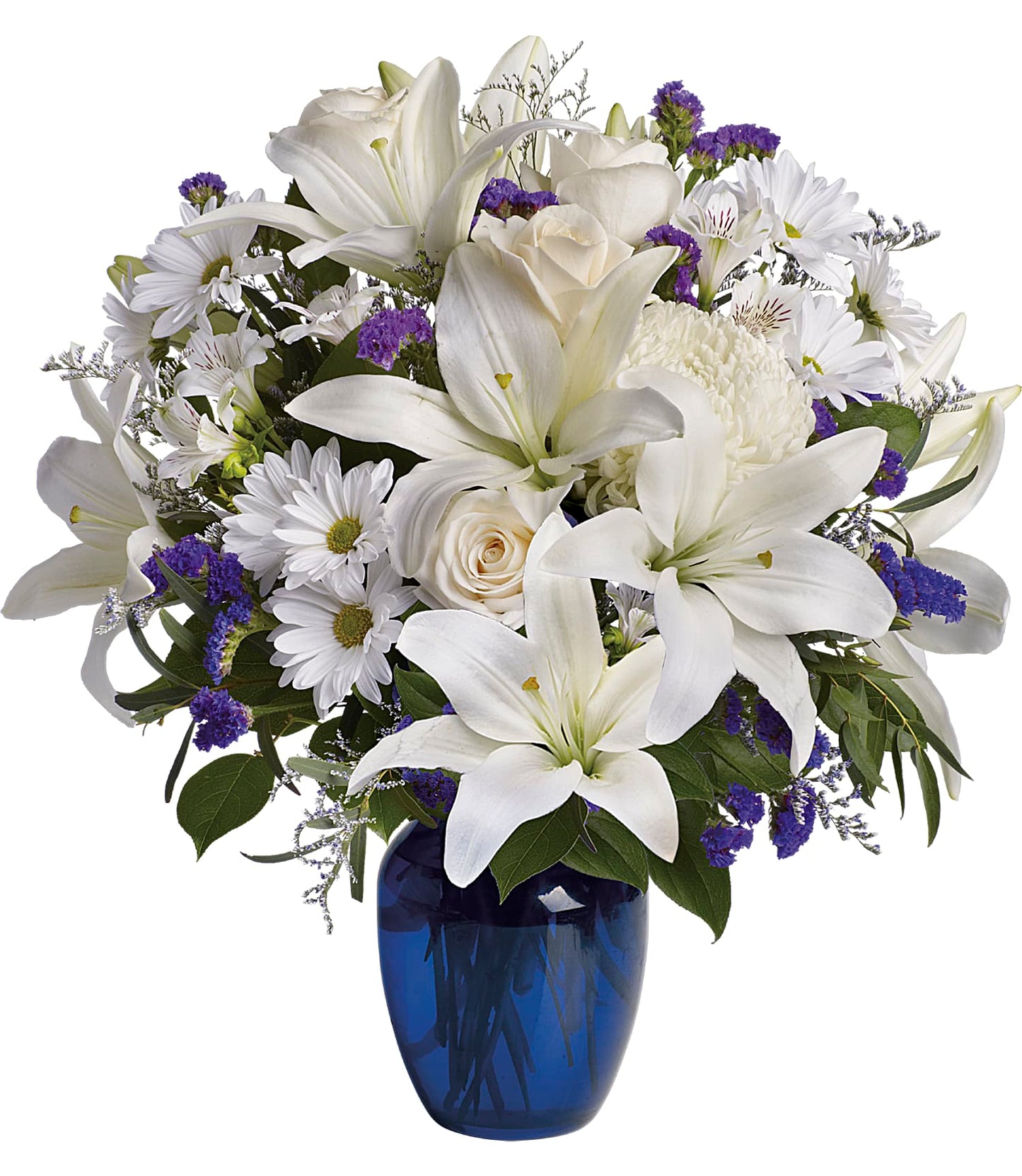 Le bouquet Beautiful in Blue est composé de lys blancs, de roses crème, de marguerites, de fleurs d'accent violet et de feuillage vert, le tout disposé dans un vase bleu cobalt.