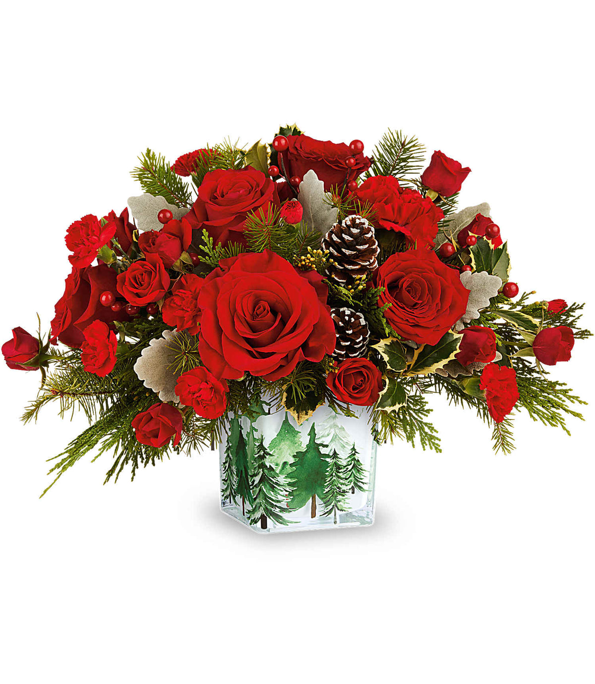 Le bouquet Forest Glow se compose de roses rouges, d'œillets, de pommes de pin et de brins de conifères, disposés dans un vase carré en verre décoré d'une scène de forêt hivernale.