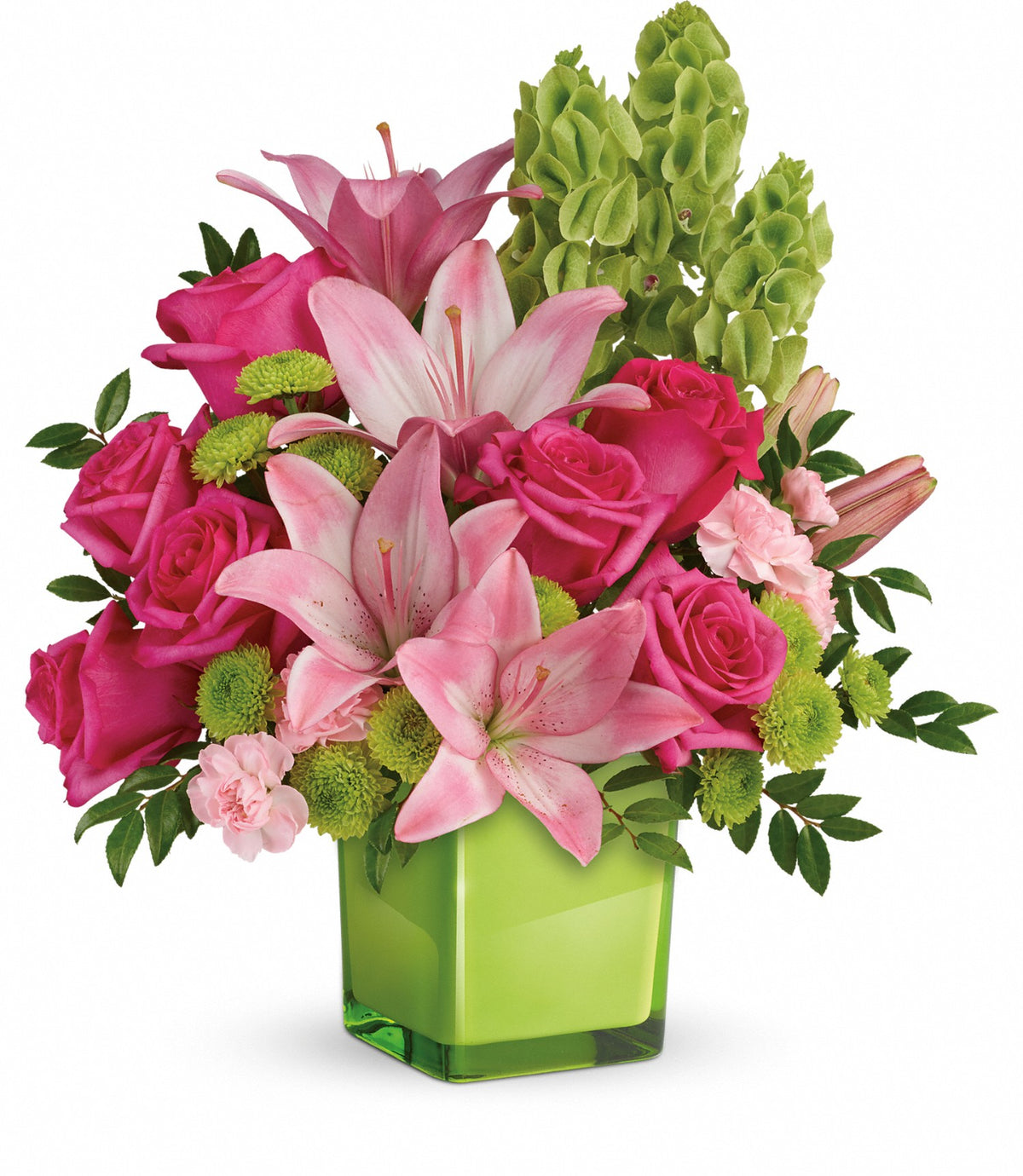 Le bouquet In Love With Lime se compose de lys asiatiques roses, de roses rose foncé, de chrysanthèmes verts et de campanules d'Irlande, le tout présenté dans un cube en verre vert.