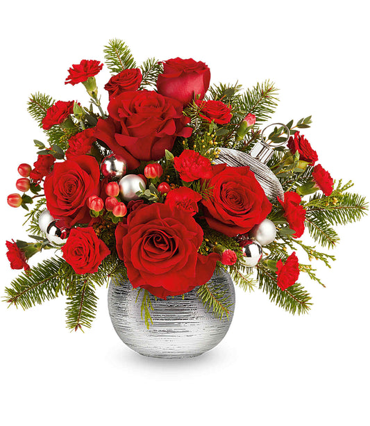 Le bouquet Silver Sparkle se compose de roses rouges, d'œillets et de branches de conifères, rehaussés d'ornements argentés, le tout présenté dans un pot décoratif texturé.